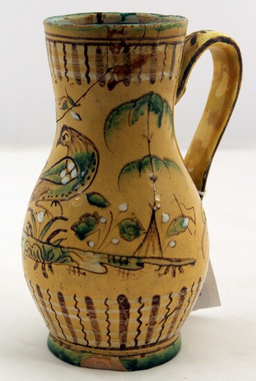 Brocca in ceramica dipinta a soggetti di volatili, (rotture), h. 20 cm