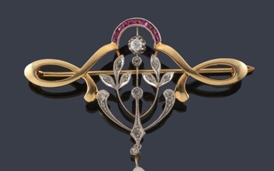 Broche 'Art Nouveau' con diamantes, rubíes claibrados y perlita en montura de oro amarillo de 18K.