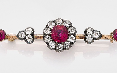 Broche Belle Epoque en diamants et rubis siamois en or rose, 14 cts, partiellement recouverte...