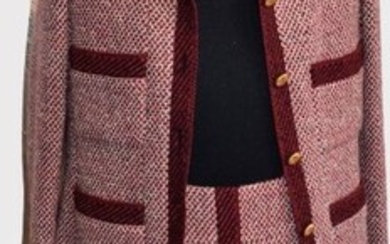 CHANEL. Tailleur comprenant : 1. Un blouson iconique en laine tweed rouge, blanche et noire,...