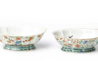 CHINE - Paire de coupes ovoides en porcelaine de la famille rose -verte, fin des Qing