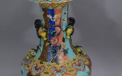CHINE Vase balustre en porcelaine émaillée...