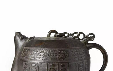CHINE, XVIIIe siècle Verseuse en bronze