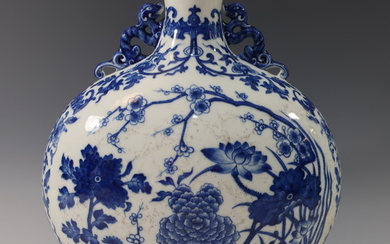 CHINESE ANTIQUE BLUE WHITE VASE - QIANLONG MARK AND PERIOD