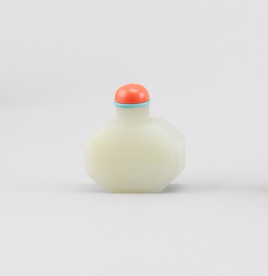 CHINESE MILK WHITE GLASS SNUFF BOTTLE Simulating white jade. Height 2.6". Simulated coral stopper.
