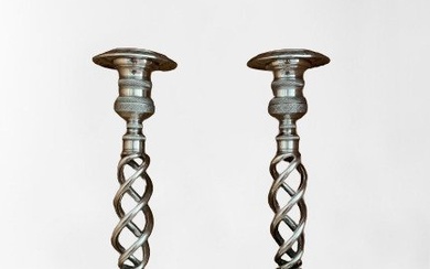 Candlestick Pair of 18th century silver candlesticks, weighing 995 gr. Porto Coroa brand, and goldsmith's - (2) - .833 silver