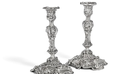 Carl Bojanowski: A pair of Russian Neo Rococo silver candlesticks. Weight 1057 g. H. 18 and 18.5 cm. (2).