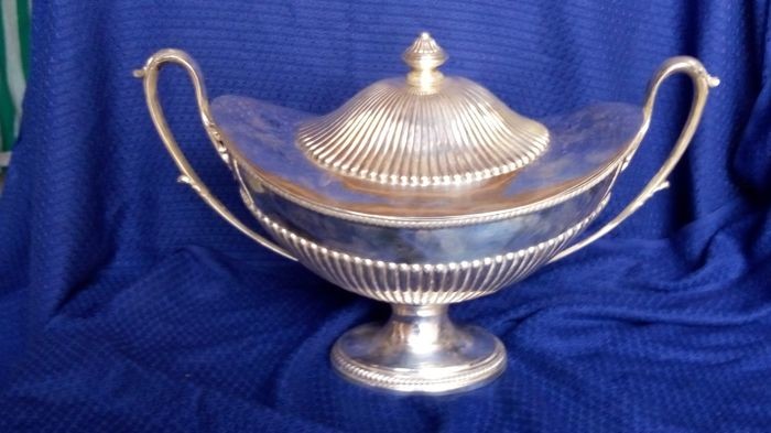 Centerpiece, Elegant nav-shaped centerpiece with lid - .800 silver - Italy - First half 20th century