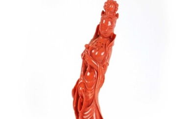 Chine 20e siècle Importante sculpture en corail rouge présentant une élégante représentée debout tenant un...