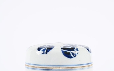 Chine, XVIIIe siècle. Pot couvert en porcelaine bleu-blanc, décor de médaillons ornés de motifs floraux,...