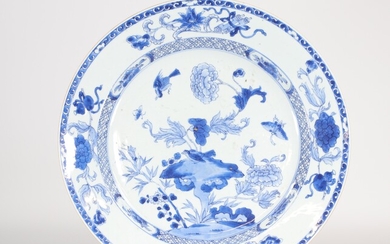 Chine grand plat en porcelaine blanc bleu riche décor floral oiseau et papillon 18ème
