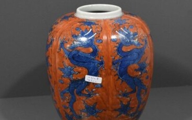 Chinese porcelain vase with dragon decoration (HT.23cm)