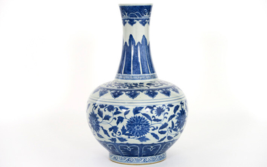 Chinese vase in porcelain with blue-white flower decor - height : 41 cm||| Chinese vase in porcelain with blue-white flower decor