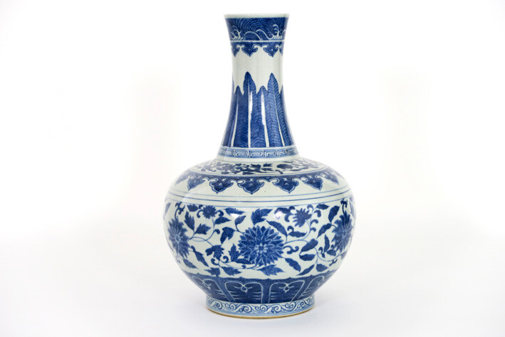 Chinese vase in porcelain with blue-white flower decor - height : 41 cm||| Chinese vase in porcelain with blue-white flower decor
