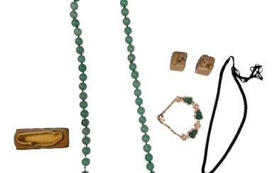 Collier en jade et un petit bracelet , pendentif en pierre brune et deux cachets...