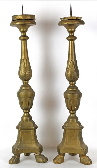 Coppia di portaceri in legno intagliato e dorato, piedi ferini, altezza cm 69, XIX secolo.