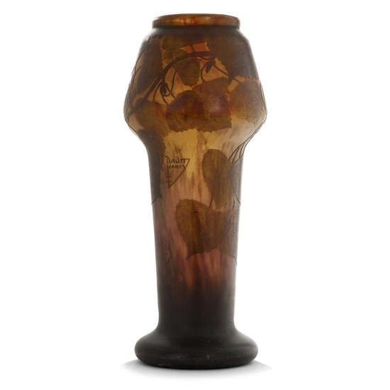 DAUM NANCY Vase balustre à col renflé en verre multicouche vert brun sur fond jaspé violet et orange, décor gravé l'acide de ramea...