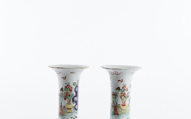 DELFT doré. Paire de vases cornets en faïence à décor polychrome et doré de femmes,...