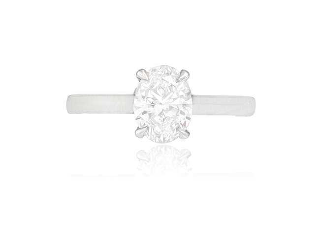 Description A DIAMOND SINGLE-STONE RING The oval-shaped diamond weighing...