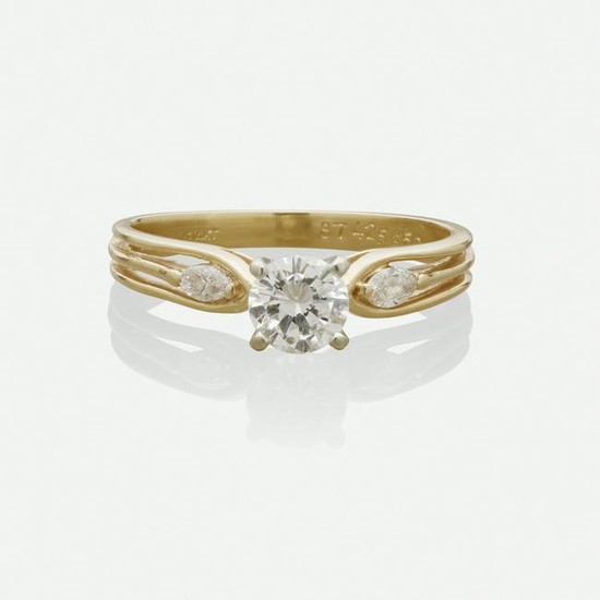 Diamond and yellow gold ring