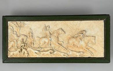Ecole du XIXe siècle Chasse à courre. Bas-relief en plâtre patiné. Hauteur : 23 cm....