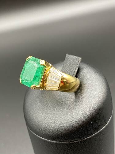 Emerald and diamond gold ring 18 kt yellow gold ring...