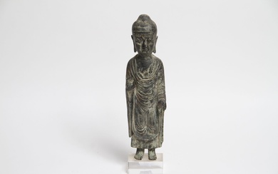 Extrême orient. Statuette de bouddha en bronze à patine verte. H 32,5 cm.