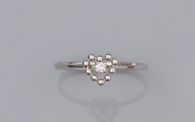 Fine bague coeur en or gris 750°/°° (18K), sertie d'un petit diamant taille brillant. 1.4...