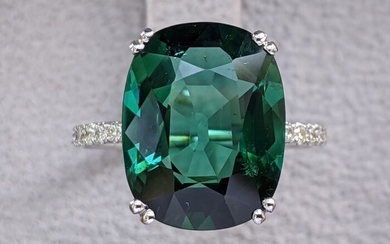 Finest Quality 7.74 Carat Deep Green Tourmaline And Diamonds Ring - 14 kt. White gold - Ring - 7.74 ct Tourmaline - Diamonds, NO RESERVE
