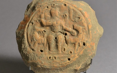 Fragment avec Cybèle Romaine, 1.-2. siècle après J.-C. Terre cuite, D = 9 cm (...