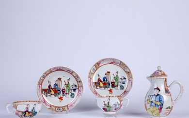 Gevarieerd lot Chinees porselein, Qianlong periode. Famille rose decor van figuren bij tafel en vazen en paneeltjes in
