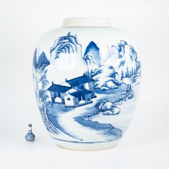 Globular vase - Porcelain - Large! - Scholars on a cliff in a mountainous river landscape - China - Qing Dynasty (1644-1911)