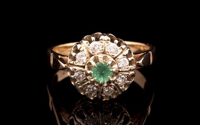 Gold, Emerald and diamonds Ring