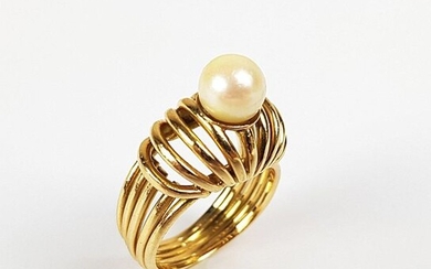 Gold Ring 750 ‰ with strings decorated with a cultured pearl, TDD 54, PB 9 g