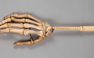 Gratte-dos exceptionnel19e siècle, manche avec chausse-pied rapporté en os finement sculpté, main humaine fixée dessus...