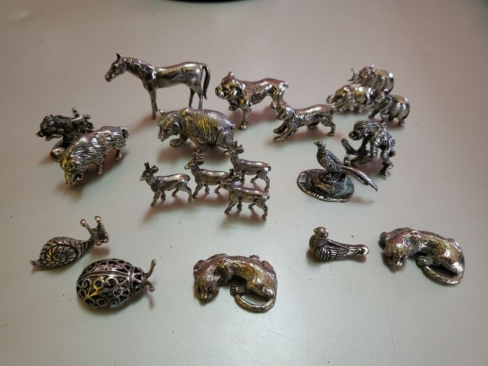 Handmade Italian 800 silver miniatures. 1 horse, 2 boars, 2 dogs, 1 snail, 1 (20) - .800 silver - Italy - Late 20th century