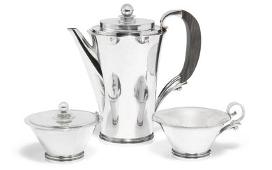 Harald Nielsen: “Pyramid”. Sterling silver coffee set comprising a coffeepot, a creamer and a sugar bowl with hinged cover. (3)