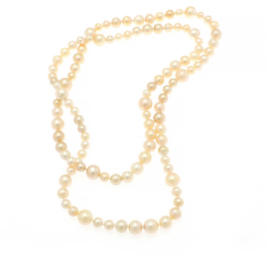 Hartmann's: A long South Sea pearl necklace set numerous with cultured golden South Sea pearls. Pearl diam. app. 9.0–14.5 mm. L. app. 130 cm.