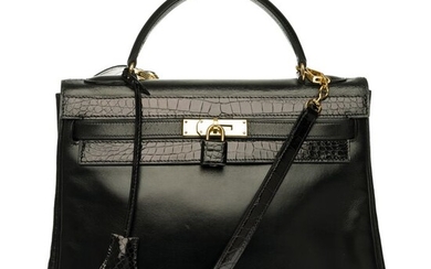 Hermès - Kelly 32 retourné en cuir box noir customisé avec crocodile noir, garniture en métal doré Crossbody bag