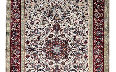 Isfahan. Oriental carpet. Signed. Circa 1940.