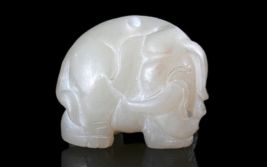 JAPON DE JADE BLANC "ELEPHANT" Chine, 20e siècle Sculpté de façon naturelle en forme d'éléphant...