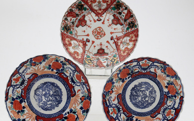 Japanese Imari dish and pair of dishes, early decades of the 20th Century.