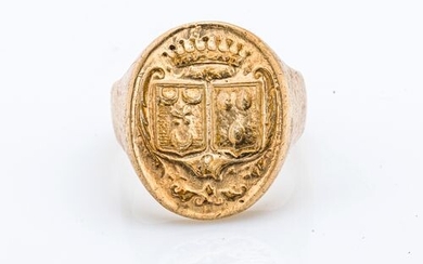 Knight's ring in vermeil (800 thousandths) engraved with two coats...