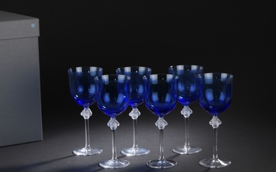 LALIQUE France Suite de six verres bourg en cristal transparent et bleu, soufflé, moulé, modèle...