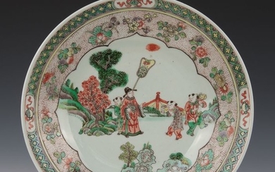 Large dish (1) - Famille verte - Porcelain - figures in a garden - China - 19th century