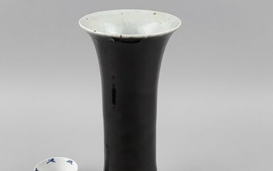 Large mirror black Gu beaker vase 28.5cm (1) - Monochrome - Porcelain - China -Qianlong/Jiaqing circa 1780-1820
