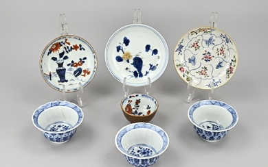 Lot de tasses et soucoupes en porcelaine de Chine. XVIIIe siècle. Diverses. Entre autres ;...