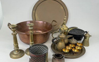 Lot en cuivre, laiton et métal comprenant bassinoire à confiture, plateau circulaire, paire de bougeoirs,...