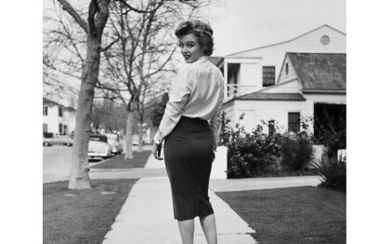 PHILIPPE HALSMAN ( 1906 - 1979 ) , Marilyn Monroe 1953 Vintage gelatin silver print. Photographer's credit stamp verso. 6.98 x 9.39 in. Bibliografia/Literature L'opera venne pubblicata nell'agosto...