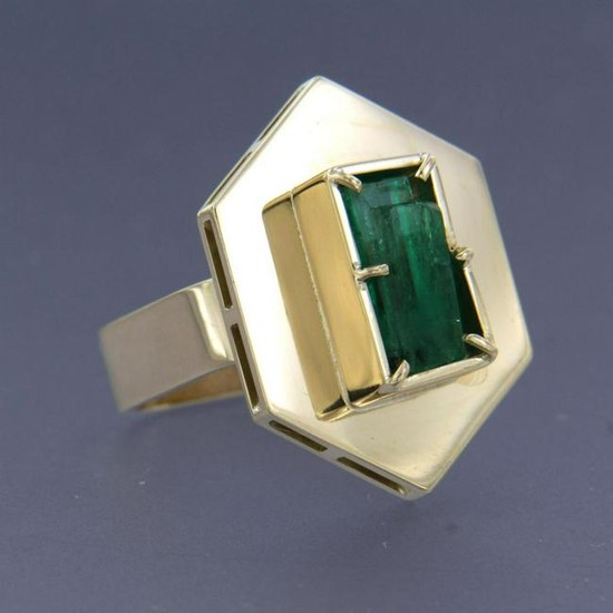 Modern ring with emerald